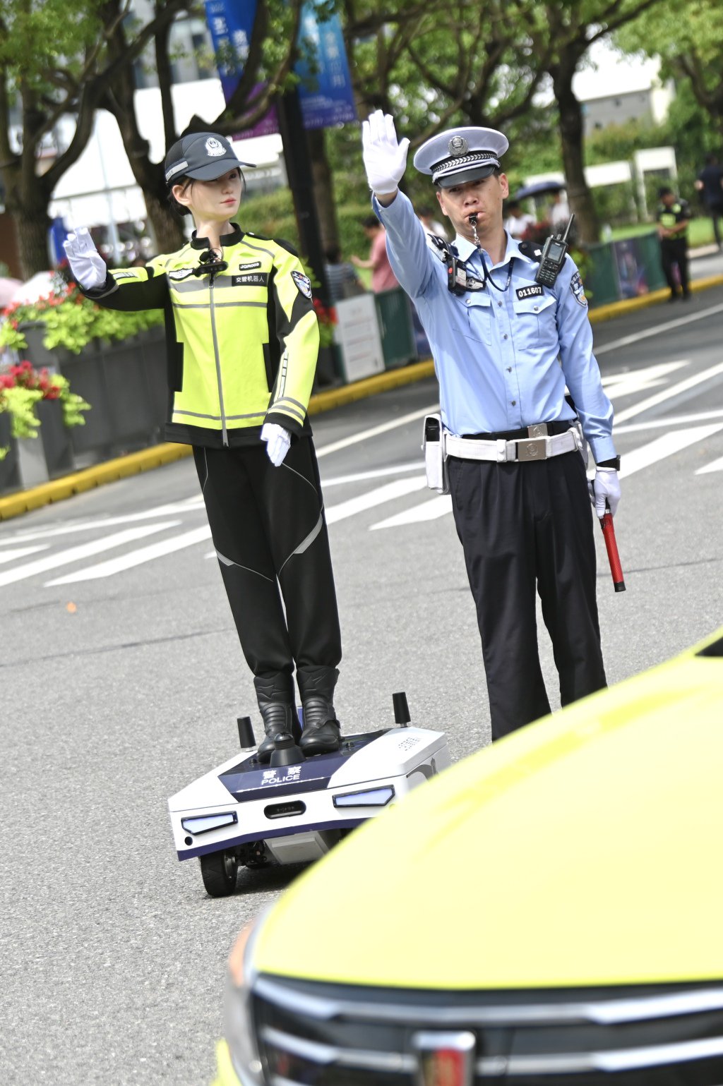 2026年7月20日，上海世博源，交警机器人正学习协助交警指挥交通。澎湃新闻记者 吴栋 图