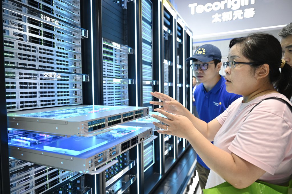2026年7月19日，上海张江科学会堂，一位观众正在计算集群前了解性能。澎湃新闻记者 吴栋 图