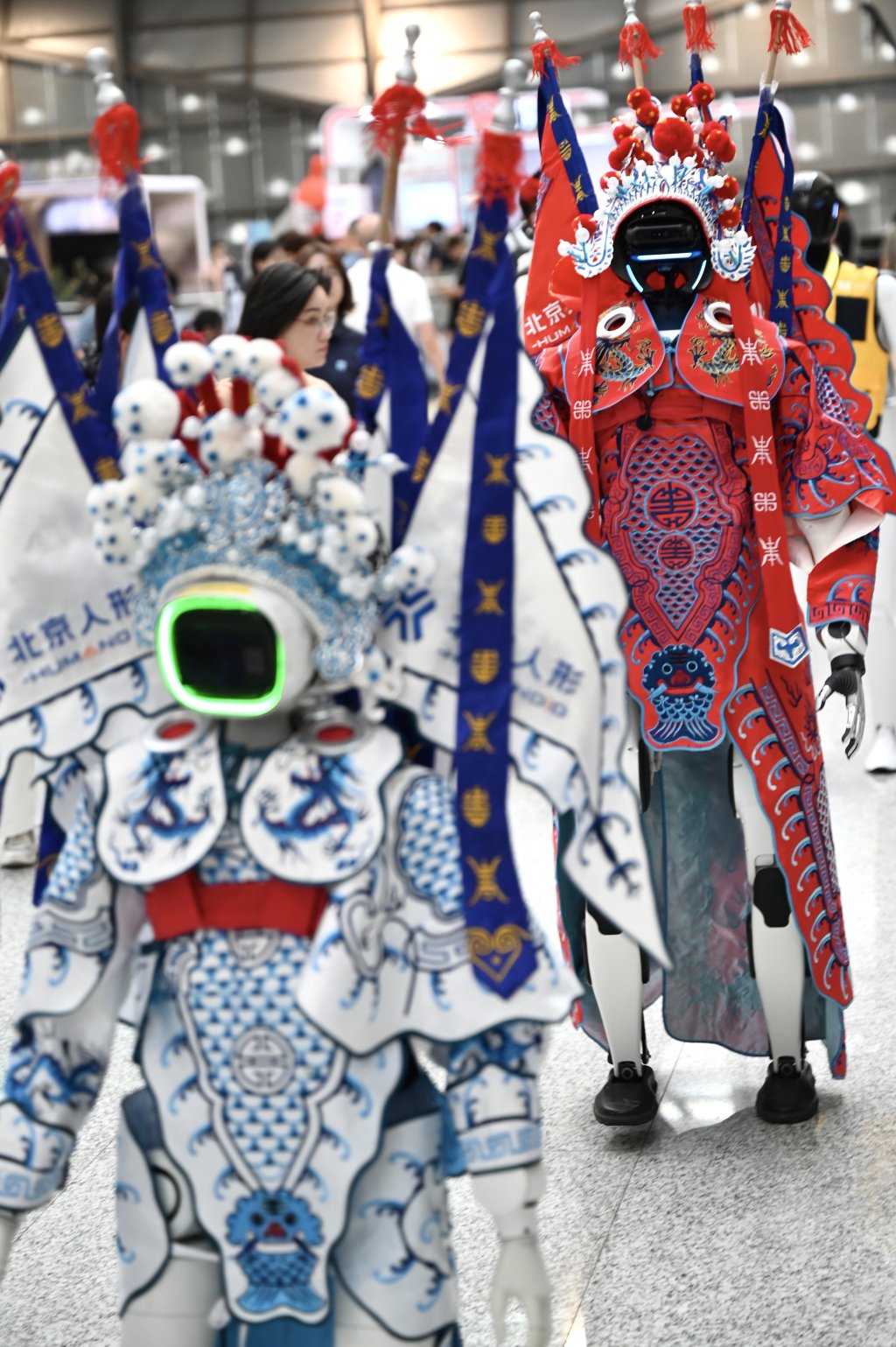 2026年7月17日，上海世博展览馆，身着京剧服饰的机器人巡游。澎湃新闻记者 吴栋 图