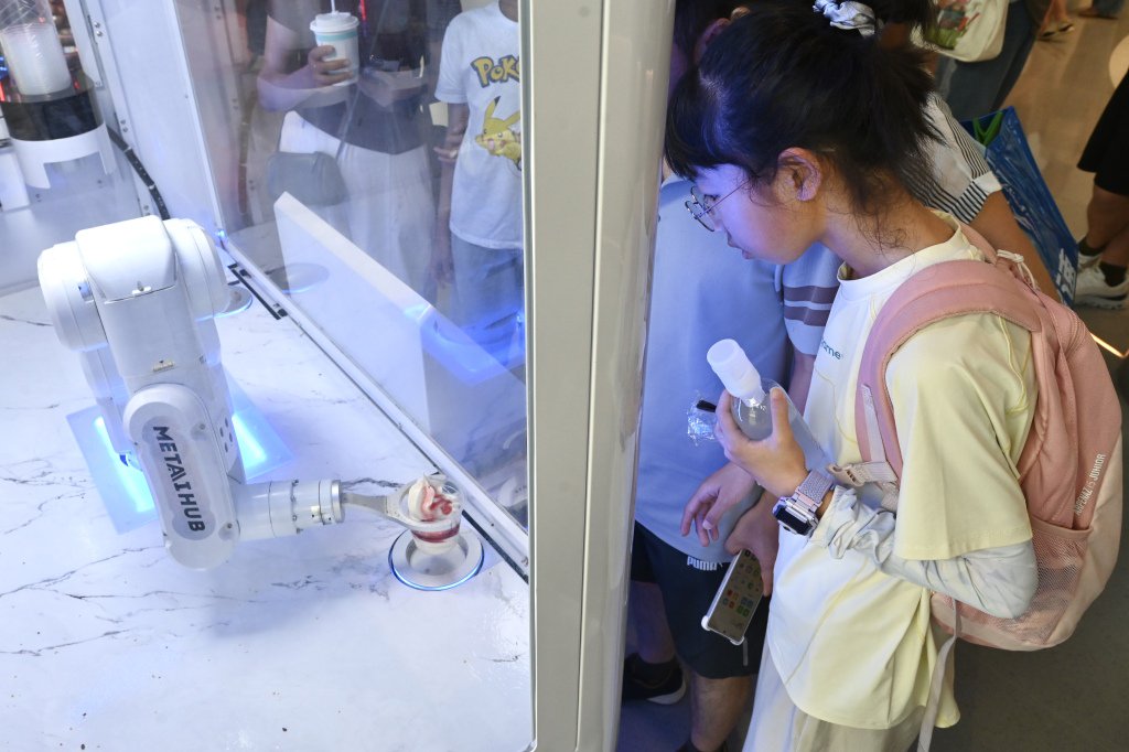 2026年7月19日，上海张江AI应用商店，机器人为顾客递上冰淇淋。澎湃新闻记者 吴栋 图