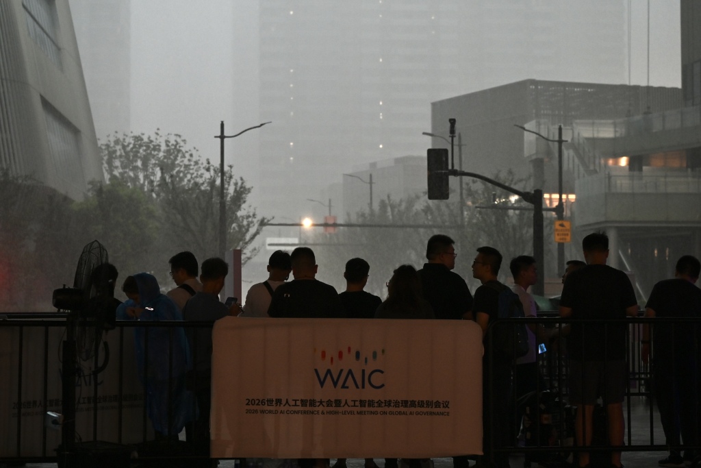 2026年7月19日，上海张江科学会堂，突如其来的暴雨挡不住参观WAIC观众的热情。澎湃新闻记者 吴栋 图