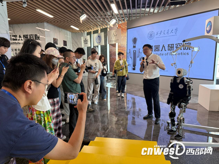 正在研发的新款机器人吸引了记者们的注意