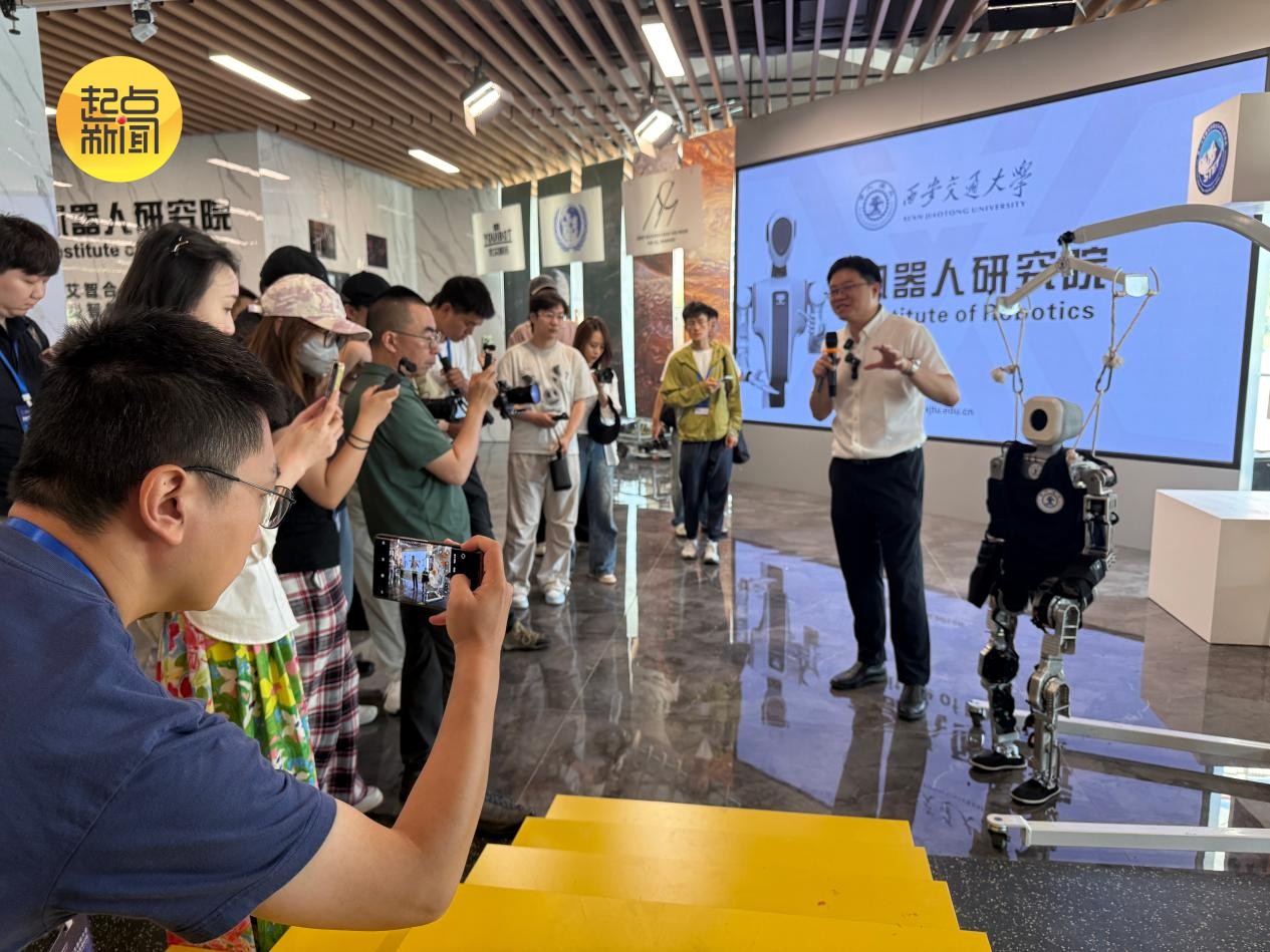 正在研发的新款机器人吸引了记者们的注意